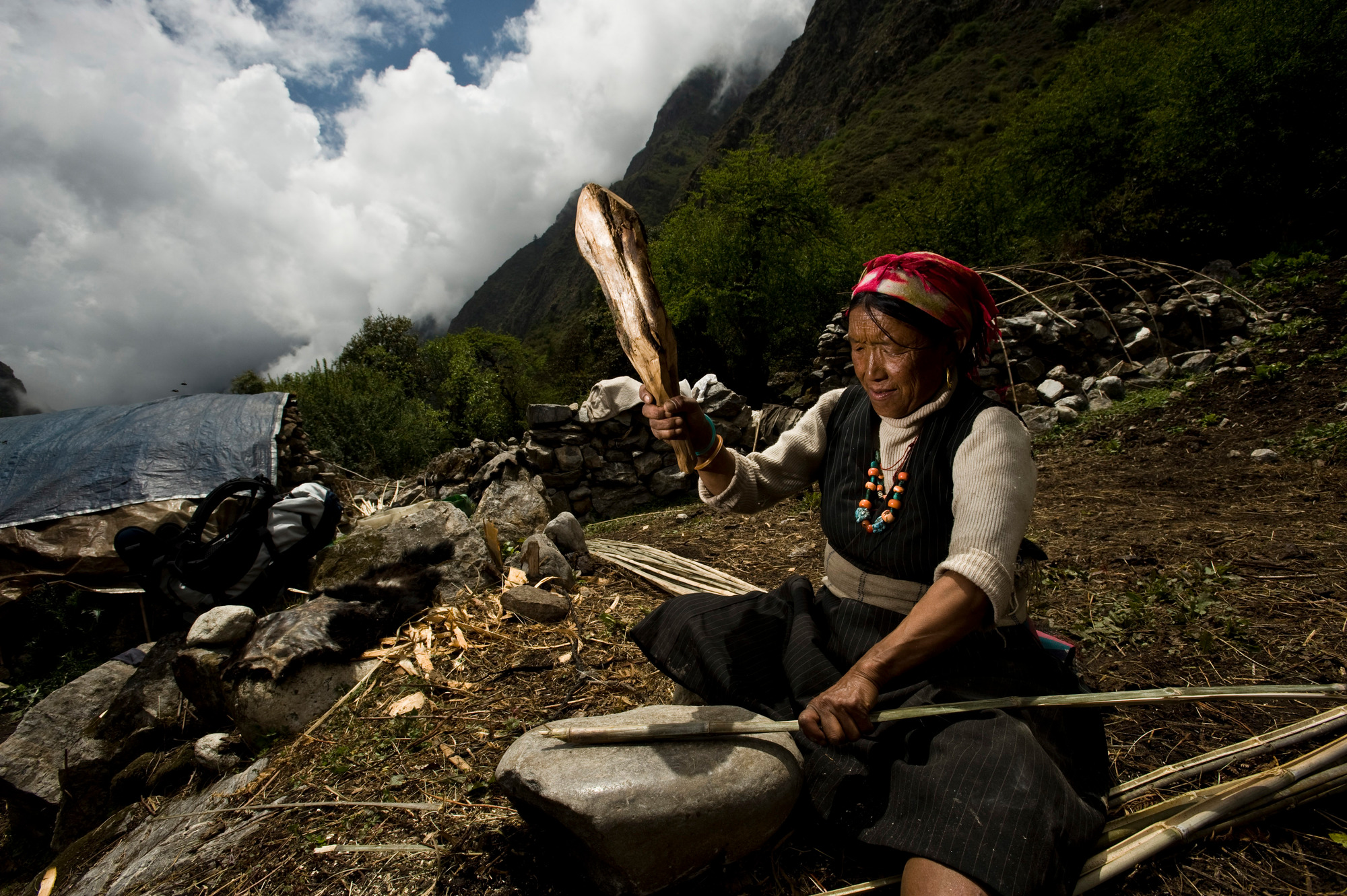 A local Tamang woman splitting bamboo in the Langtang region - © Simon de TREY-WHITE / WWF-UK A local woman splitting bamboo