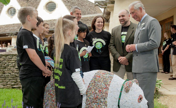 HRH Prince Charles with pupils of Brynhyfryd Junior School, Swansea © WWF-UK HRH Prince Charles with pupils of Brynhyfryd Junior School, Swansea