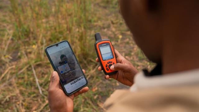 CLAWS Conservancy' Conflict Mitigation Manager, Gobopaone Senatla, tracking lions in NG 12 in the Okavango Delta in Botswana. © WWF-US/Gareth Bentley