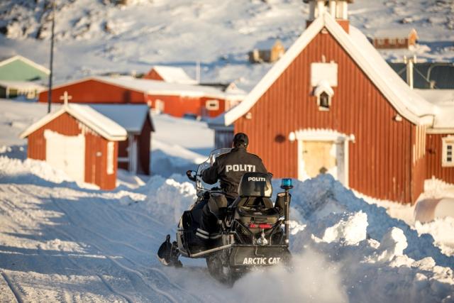 POLICE OFFICER TORBEN KLOSE, ITTOQQORTOORMIIT © JAMES MORGAN / WWF 