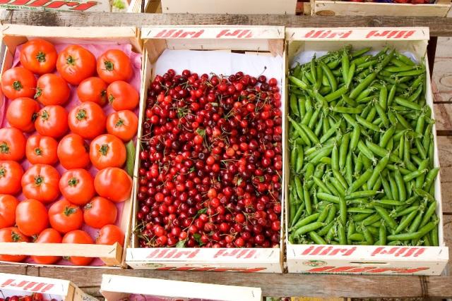 Fruit and vegetables for sale © Michel Gunther / WWF