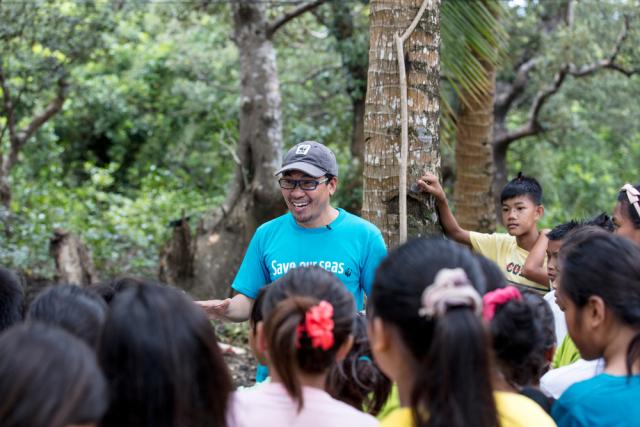 Raul Burce, Project Manager Donsol WWF, teaches a group of school children about the importance of Mangrove ecosystems