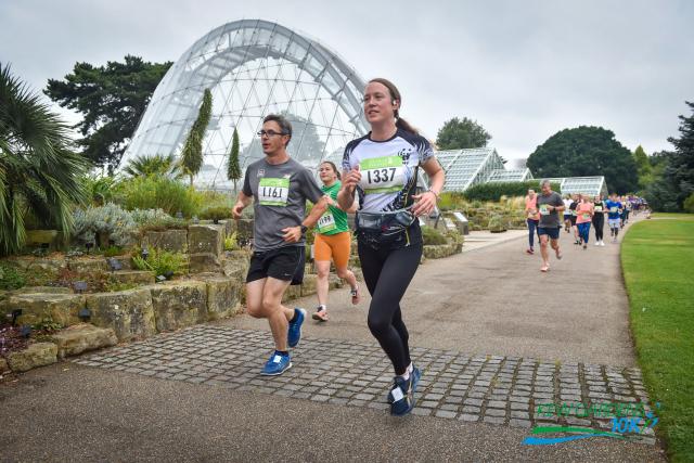 WWF runner taking part in the Kew Gardens 10K