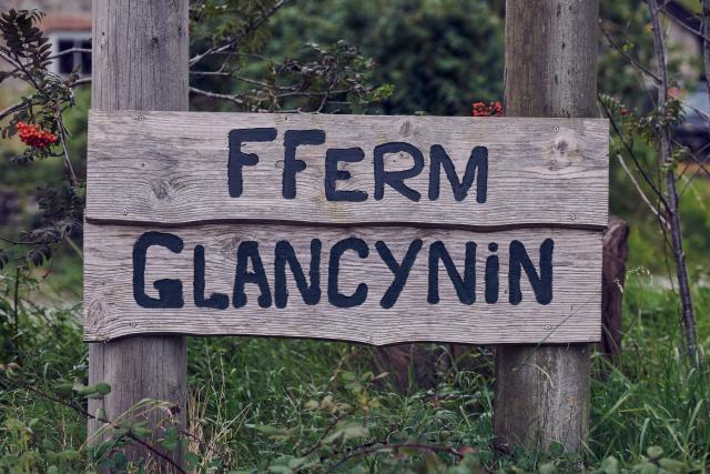 Arwydd pren Fferm Glancynin