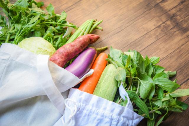 Fresh vegetables, sitting in an organic and cotton fabric bag.