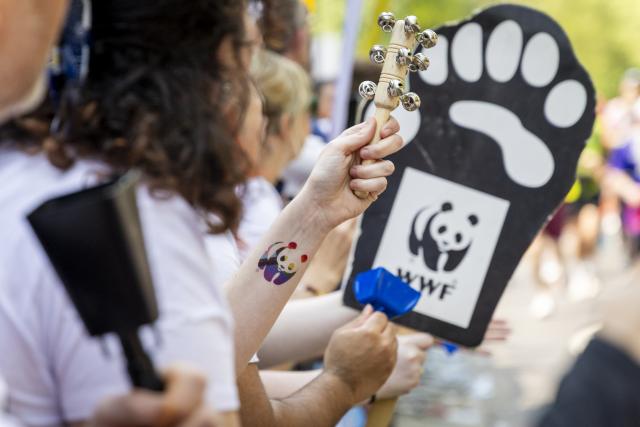 Volunteers cheering at London Marathon