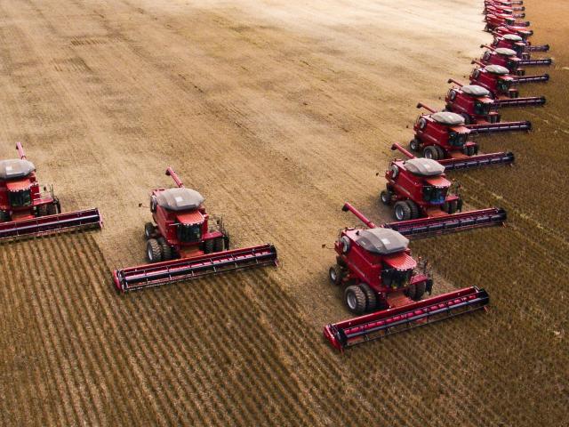 Mass soybean harvesting at a farm in Campo Verde, Brazil. © Alffoto