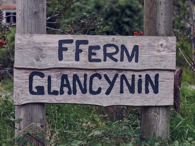 Arwydd pren Fferm Glancynin