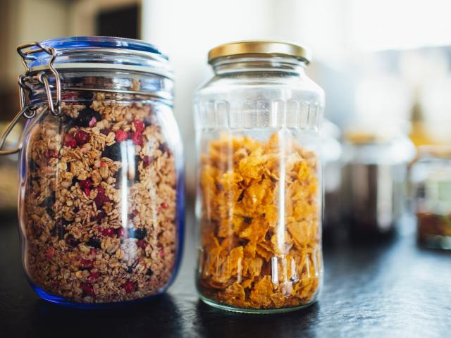 Zero waste lifestlye – shop cereals, crunchy muesli and cornflakes in your reusable glasses without packaging