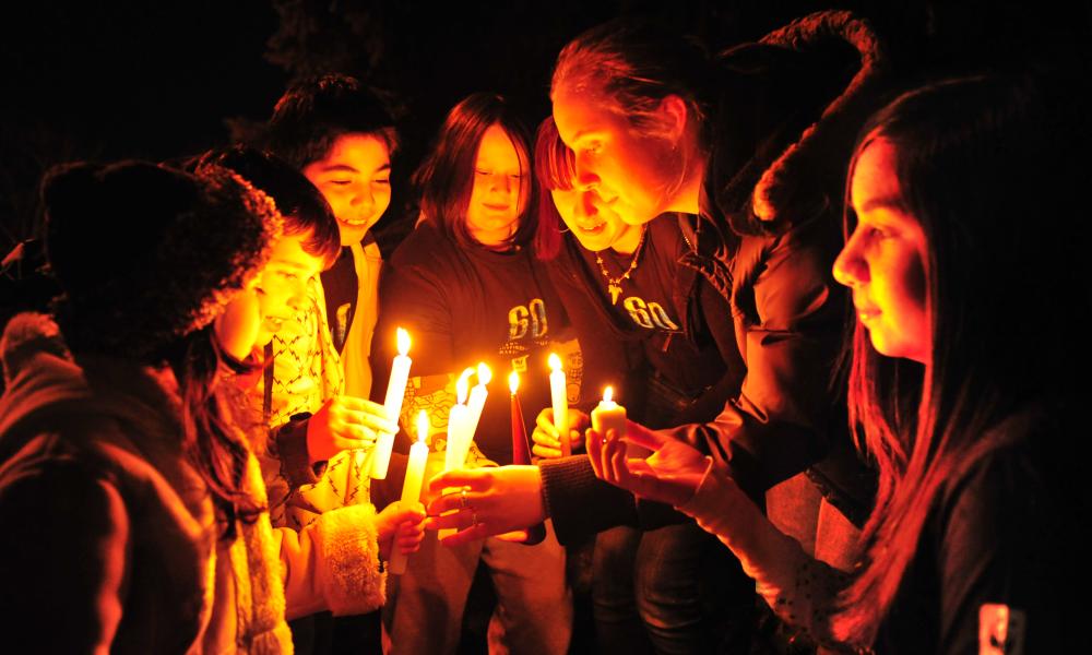 Young people celebrating Earth Hour © WWF-Canada / Frank PARHIZGAR