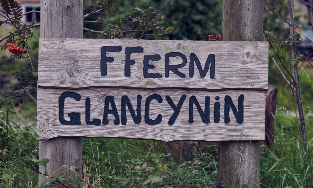 Arwydd pren Fferm Glancynin