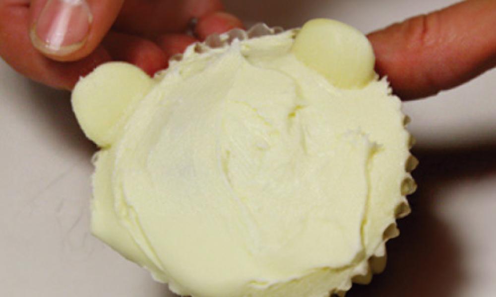 polar bear cubcakes - step 7