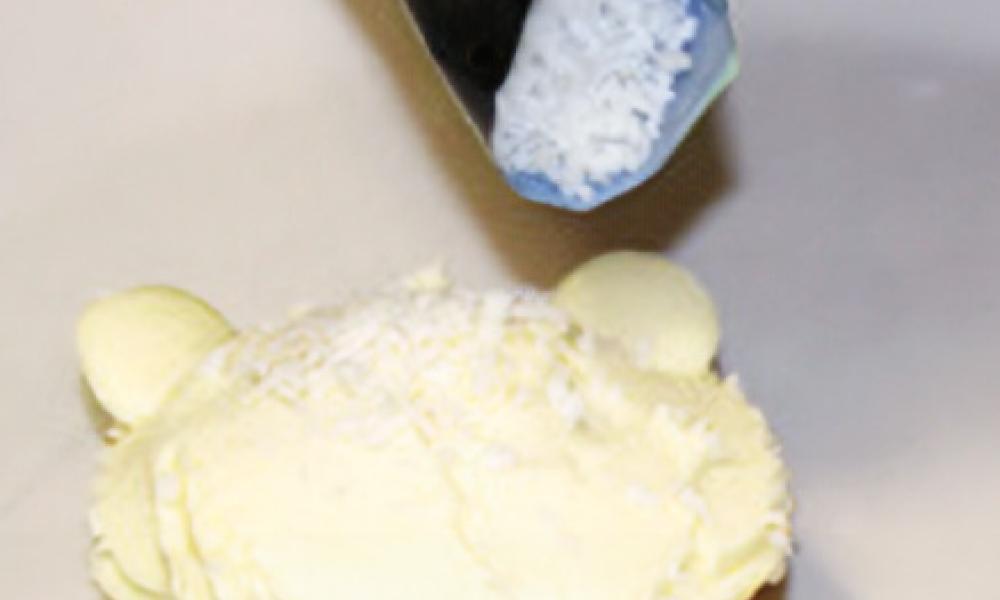 polar bear cubcakes - step 8