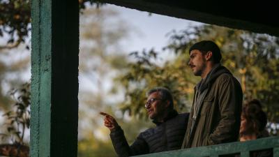 Nicholas Hoult in Nepal Speaking to local © Narendra Shrestha