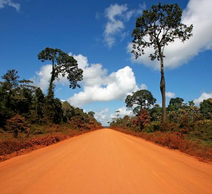 Red, dirt road leading to Puerto Maldonado, Madre de Dios, Peru. This road is the Interoceanica highway, going through Brazil and finishing at the Pacific coast in Peru. © Brent Stirton / Getty Images / WWF