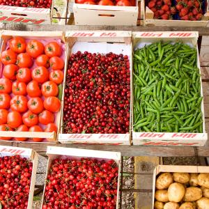 Fruit and vegetables for sale © Michel Gunther / WWF