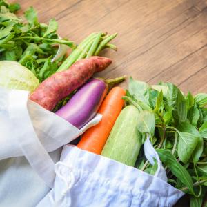 Fresh vegetables, sitting in an organic and cotton fabric bag.