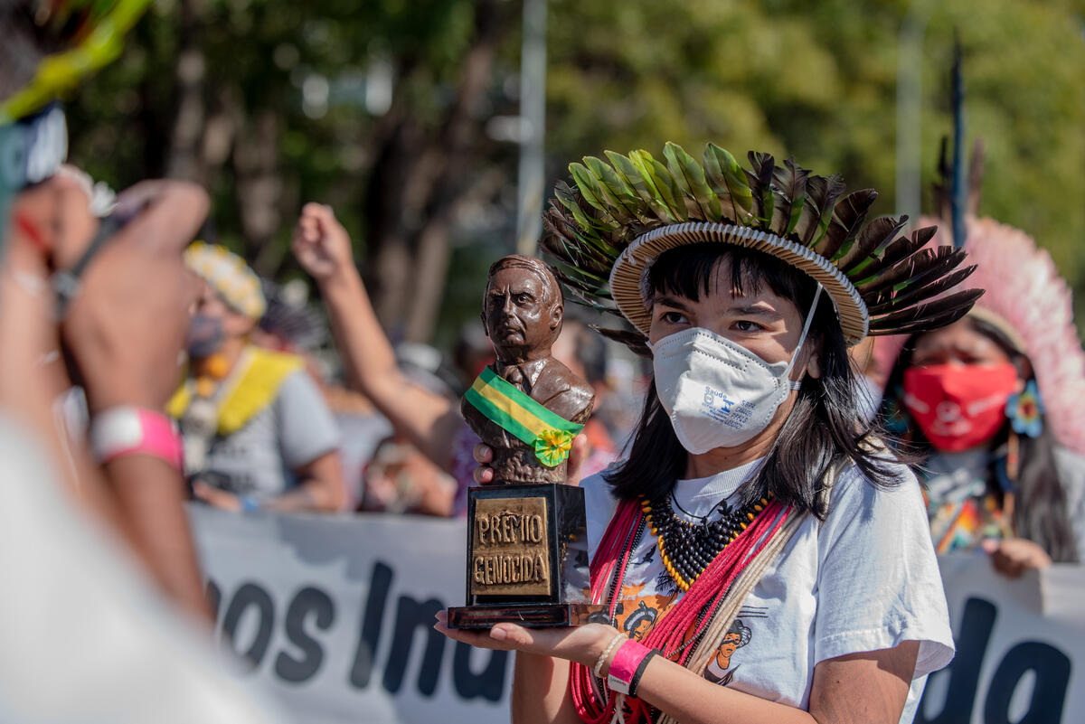 Walelasoetxeige Paiter Bandeira Suruí, known as Txai Suruí, 24 years old, lives in Rondônia, participates with more than 800 indigenous people from different 47 ethnic groups from all over Brazil are in the capital Brasília to set up the Rise for the Earth camp - Acampamento Levante pela Terra - in defense of their rights, especially the territorial ones, garanteed by the constitution. They protest against Bill 490/2007, to be voted by the Chamber’s main committee, that makes demarcations virtually impracticable and opens territories for predatory exploration by mining and agribusiness.
©Jacqueline Lisboa
